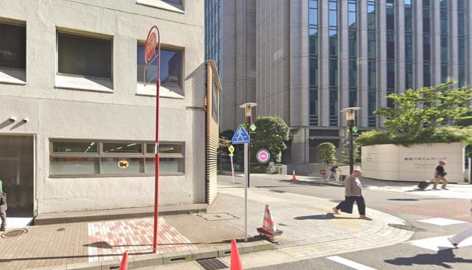 花椿通り沿いのヤマト運輸営業所前