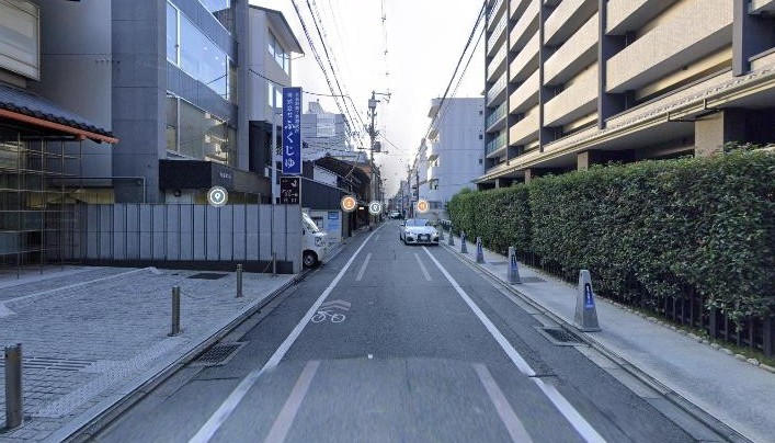 四条駅を出て仏光寺通へ向かう