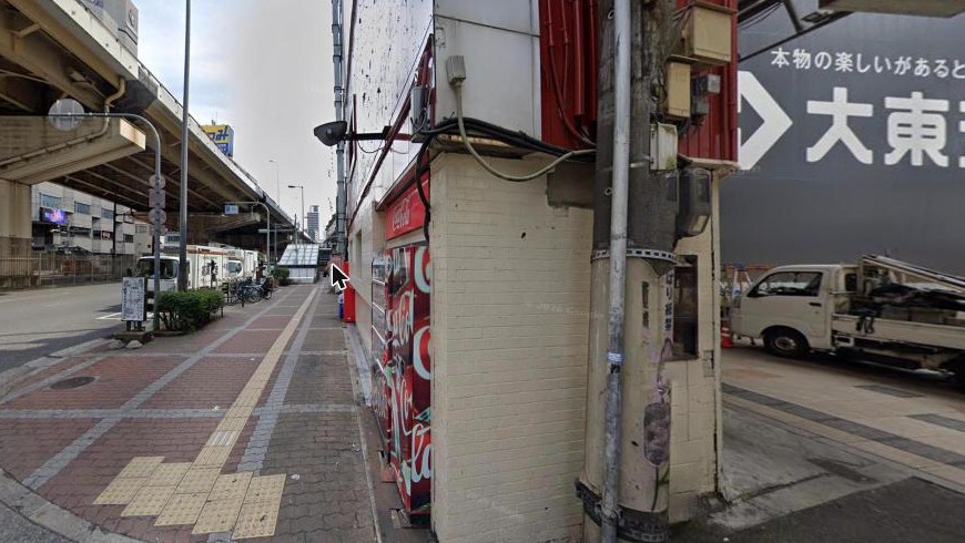 大阪梅田駅からENGLISH COMPANY梅田スタジオへの道順STEP2 新御堂筋高架沿いの歩道